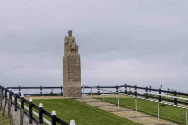 Hollanda 'daki İkinci Dünya Savaşı' nda Hollanda 'nın direnişi anısına Aldfaers heykeli, Kollumerpomp' taki direniş anıtı heykelini dikmişti..