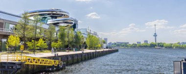 Rotterdam, Hollanda - 9 Mayıs 2025: Hollanda Güney Hollanda 'daki Rotterdam liman kentinde Mayıs 2025' te Fenix Müzesi 'nde bir göç opsiyonu sanat müzesi