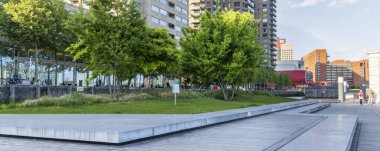 Rotterdam, Hollanda - 9 Mayıs 2025: Hollanda 'nın batısındaki Rotterdam liman kentinde Kop van Zuid' de ağaçlarla yüzen park