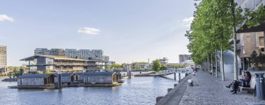 Rotterdam, Hollanda - Hollanda 'nın batısındaki Rotterdam liman şehrinde küçük yüzen evleri olan Waterfront Kop van Zuid