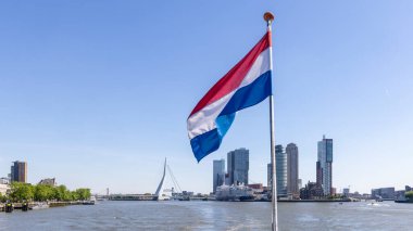 Rotterdam 'daki Erasmus Köprüsü ve Kop van Zuid yarımadasının Hollanda bayrağıyla görüntüle