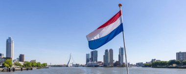 Rotterdam 'daki Erasmus Köprüsü ve Kop van Zuid yarımadasından Hollanda bayrağıyla panoramik manzara