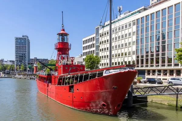 Eski İngiliz deniz feneri (Wijnhaven) Rotterdam şehir merkezinde bir restoran ve bar barındırıyor.
