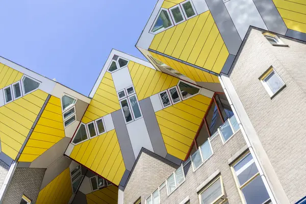 Rotterdam 'ın göbeğinde mimar Piet Blom tarafından tasarlanan ünlü renkli küp evleri. Hollanda.