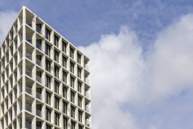 Güney Hollanda 'daki Leiden öğrenci merkezindeki modern apartman cephesi Hollanda