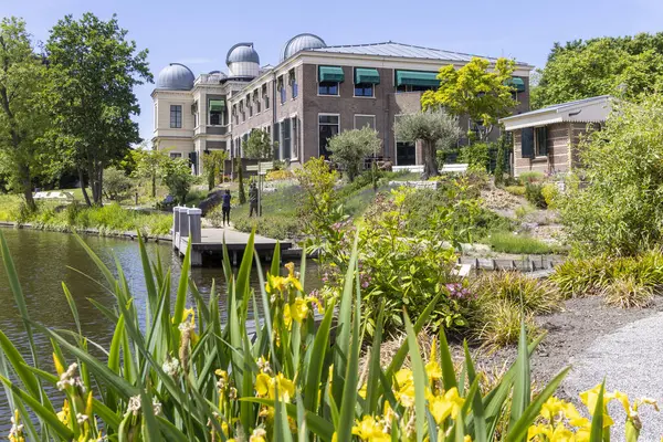 Hollanda Leiden 'daki Hortus Botanicus' ta tarihi gözlemevi, müze ve kafe