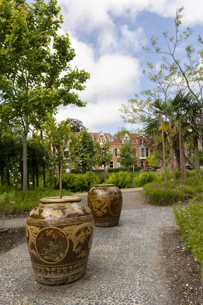 Leiden, Hollanda - 25 Mayıs 2025: Hollanda, Güney Hollanda 'da Hortus Botanicus Leiden' da turunçgil ağaçlarıyla süslenmiş Çin bahçesi