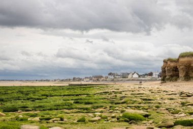 Fransa 'nın Normandiya kıyısındaki Lion-sur-Mer kıyısında Kılıç Sahili. 2. Dünya Savaşı sırasında İngiliz birliklerinin iniş alanı.