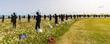 Ver-sur-Mer, Fransa - 8 Haziran 2025: 1944 yazında Normandiya Muharebesi 'nde ölen İngiliz komutanlığının anısına British Normandy Memorial' da Devler 'in sanat eserleri kurulumu