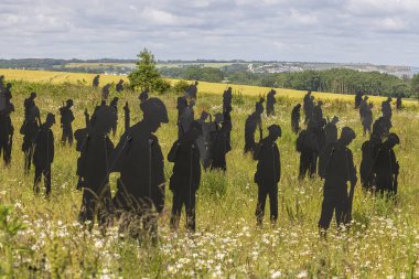 Ver-sur-Mer, Fransa - 8 Haziran 2025: 1944 yazında Normandiya Muharebesi 'nde ölen İngiliz komutanlığının anısına İngiliz Normandiya Anıtı