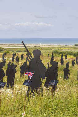 Ver-sur-Mer, Fransa - 8 Haziran 2025: 1944 yazında Normandiya Muharebesi 'nde ölen İngiliz komutanlığının anısına İngiliz Normandiya Anıtı