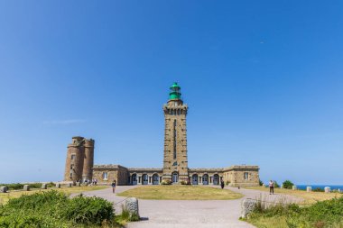 Cap Frehel, Fransa - 11 Haziran 2025: Cap Frehel 'in Brittany Fransa' nın zümrüt kıyılarındaki deniz feneriyle manzarası