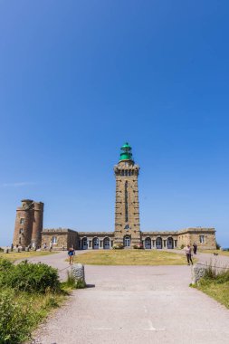 Cap Frehel, Fransa - 11 Haziran 2025: Cap Frehel 'in Brittany Fransa' nın zümrüt kıyılarındaki deniz feneriyle manzarası