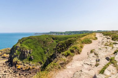 Brittany Fransa 'nın Zümrüt Sahili' nde Kaptan Frehel boyunca yürüyorum.