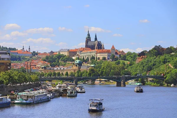 Vltava Üzerindeki Prag Kalesi — Stok fotoğraf
