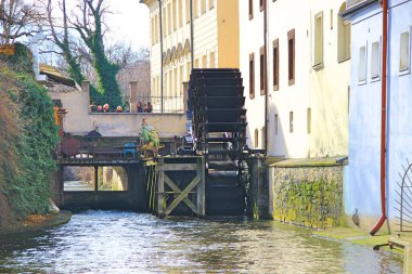 Nehirdeki evde eski bir su değirmeni