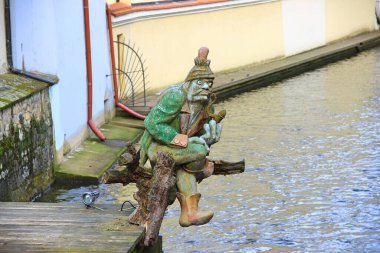 Prag 'da nehir kıyısında bir Türk heykeli