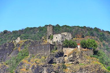 Güneşli bir günde yüksek bir uçurumun tepesindeki Strekov 'un Gotik kalesi