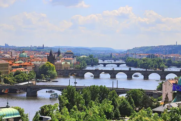 Prag Daki Vltava Nehri Üzerindeki Köprüler Mavi Gökyüzüne Karşı Güneşli — Stok fotoğraf