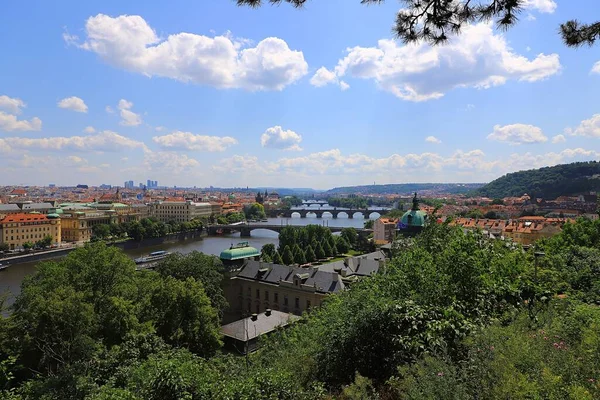 在一个阳光明媚的日子 在蓝天的映衬下 横跨布拉格Vltava河的桥 — 图库照片