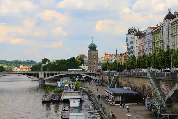 Der Moldaudamm Zentrum Von Prag Vor Dem Hintergrund Eines Wasserturms — Stockfoto