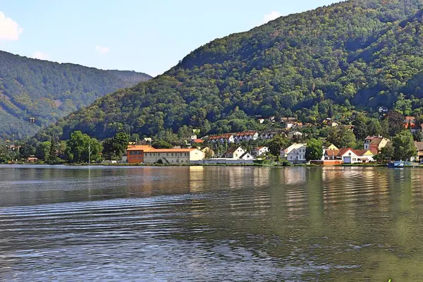 Flod Dal Mellan Bergen Solig Dag — Stockfoto
