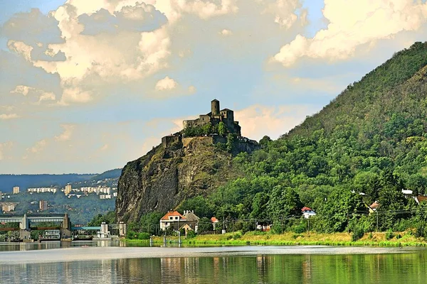 明るい晴れた日に川の上の高い崖の上にStrekovの古代ゴシック様式の城 — ストック写真