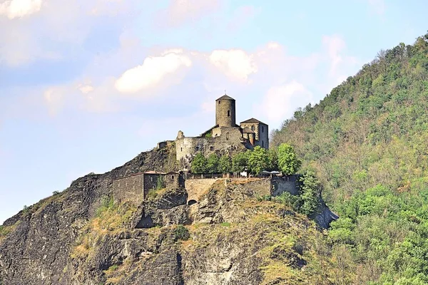 Castelo Gótico Strekov Topo Penhasco Alto Dia Ensolarado Brilhante — Fotografia de Stock
