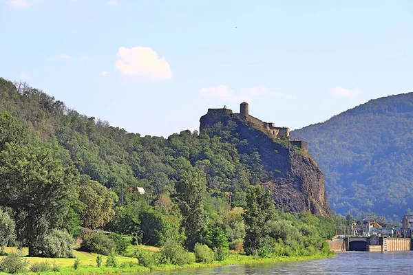 Forntida Gotiska Slottet Strekov Toppen Hög Klippa Ovanför Floden Ljus — Stockfoto