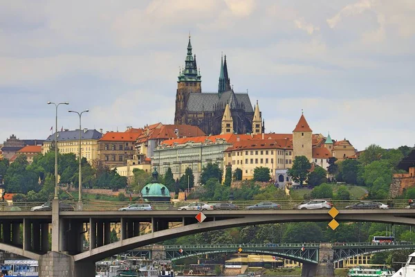 Det Antika Slottet Prag Slott Torn Över Floden Och Bron — Stockfoto