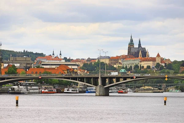 Prag Kalesi Nin Nehrin Köprünün Üzerindeki Antik Kalesi — Stok fotoğraf