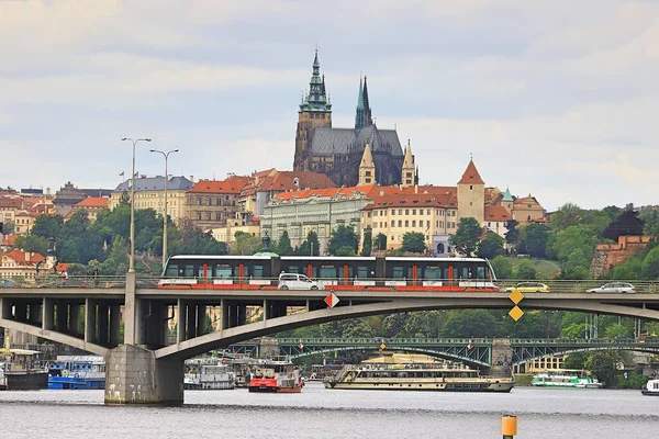 Passeios Eléctrico Ponte Contra Fundo Castelo Praga — Fotografia de Stock