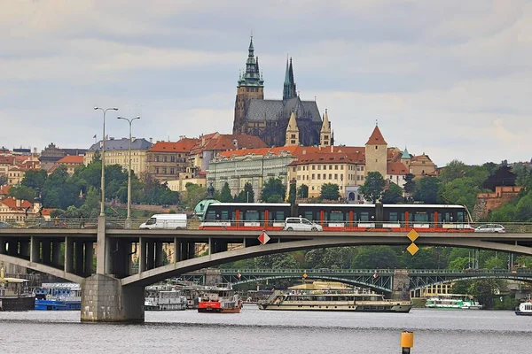 Prag Kalesi Nin Arka Planına Karşı Köprüde Tramvay Sürüyor — Stok fotoğraf