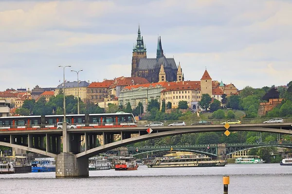Tramvaj Mostě Pozadí Pražského Hradu — Stock fotografie