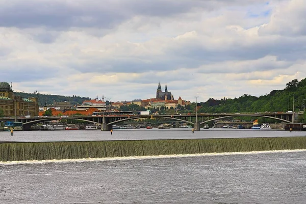 在布拉格城堡的背景下 有轨电车在桥上行驶 — 图库照片