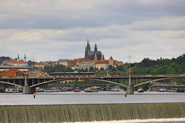 Passeggiate Tram Sul Ponte Sullo Sfondo Del Castello Praga — Foto Stock