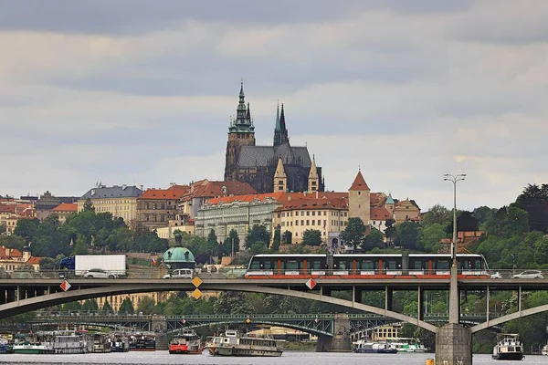 在布拉格城堡的背景下 有轨电车在桥上行驶 — 图库照片