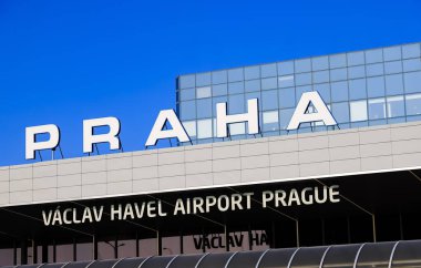 Vaclav Havel Havalimanı Prag Modern Terminali Açık Mavi Gökyüzü Altında Büyük Praha Tabelasıyla, Çek Cumhuriyeti Ana Havalimanı Merkezi