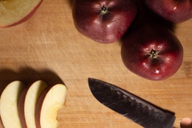 Kırmızı elmaların yakın plan görüntüsü - arkaplanı bulanık elma dilimleri ve bıçakla