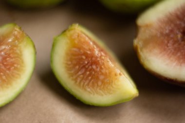 Bulanık bir arkaplanı olan incir çeyreğinin aşırı yakın çekimi