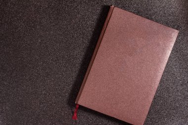 Burgundy günlük kitabı siyah benekli arkaplan görünümlü