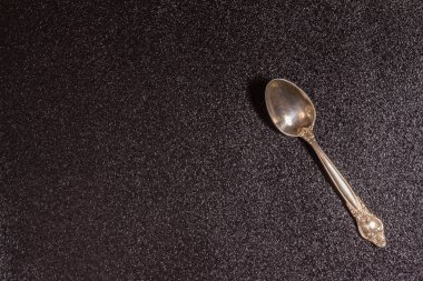 Siyah benekli arka planda güzel bir çay kaşığı