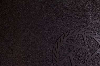 siyah benekli arka plan görünümünde siyah bisiklet fren diski