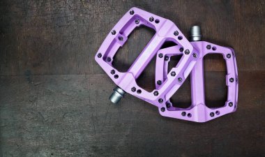 Üst Manzara - iki mavi plastik Düz Pedal ile siyah ahşap arka planda değiştirilebilir çiviler