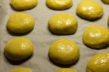 Kek şeklinde kurabiye hamuru pişirmeye hazır.