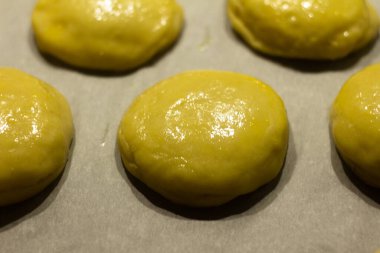 yakın çekim - kek şeklinde kurabiye hamuru fırın tepsisi üzerinde pişirmeye hazır