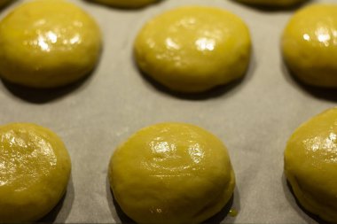 Kek şeklinde kurabiye hamuru pişirmeye hazır, yakın plan.