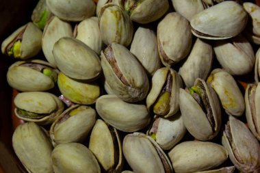 Fotoğrafta yığınla fıstık yığını var.