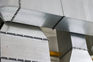 Büyük metal havalandırmalı buz hokeyi buz pisti buz tüplerinin gümüş rengi. Fotoğraf buz hokeyi sahasında çekildi..