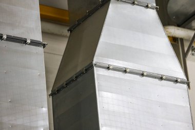 Yeşil ağ üzerinde asılı plaj voleybolu soreboard 'u. Fotoğraf kapalı plaj salonunda çekildi..